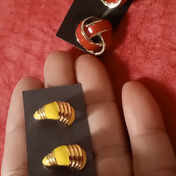 Vintage gold tone & red enamel knots and gold ,yellow half stud hoop earrings - Picture 4 of 8